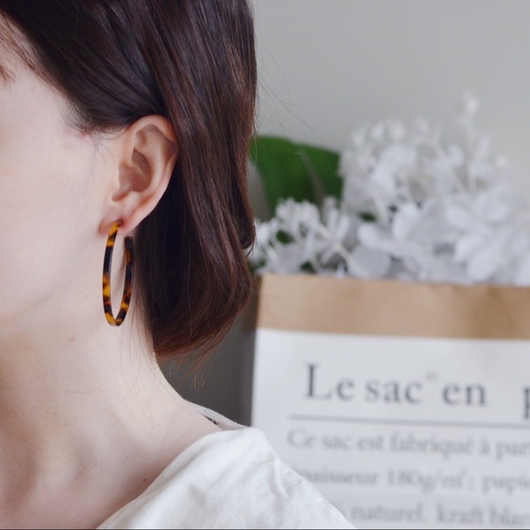 Resin Tatum Tortoise Hoop Earrings (Brown) - Picture 4 of 8